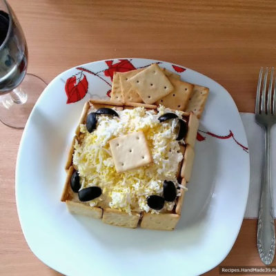 Закусочный торт-салат с тунцом, сыром и крекерами
