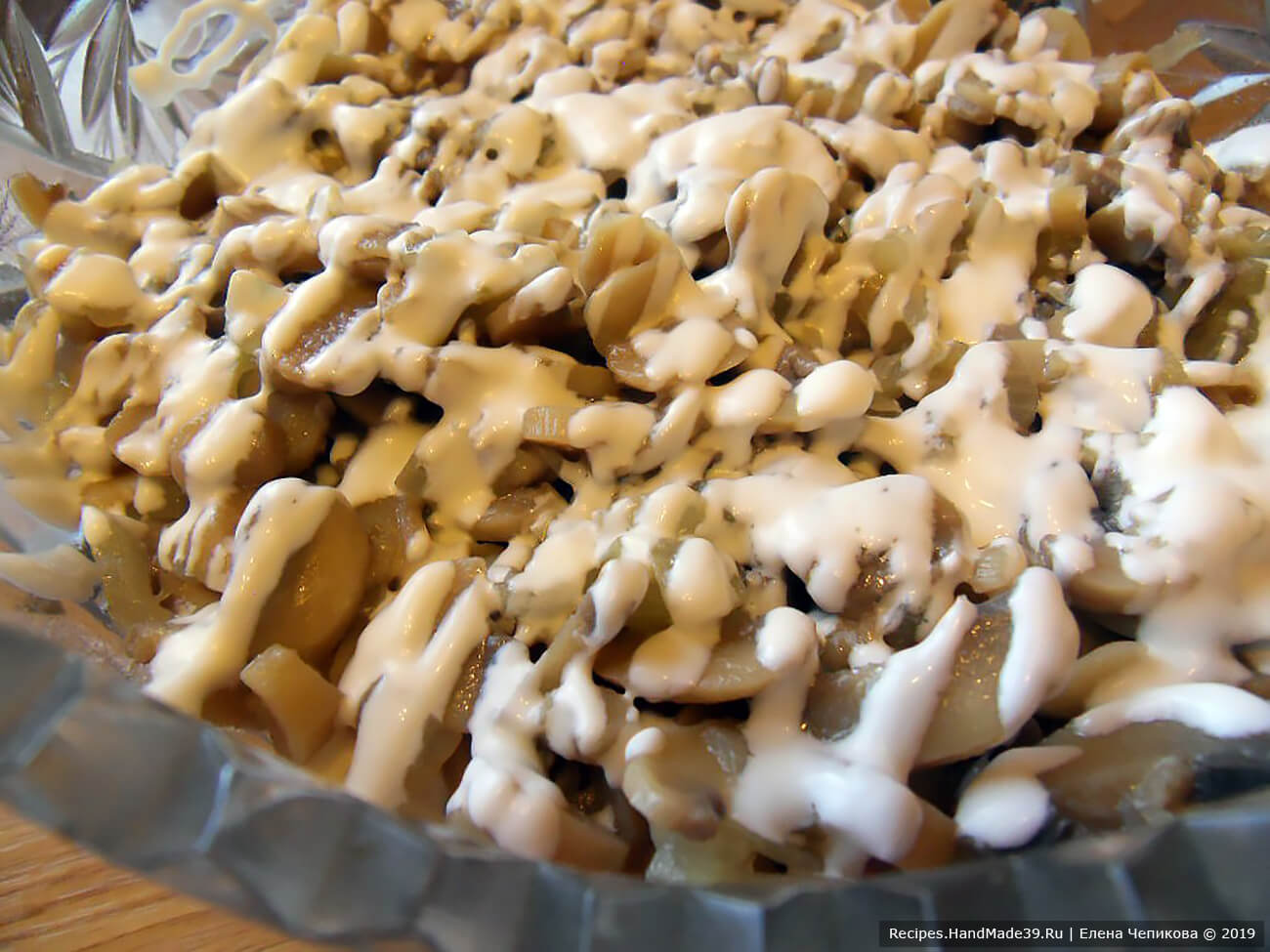 2-й слой: грибы с луком + майонез (сметана)