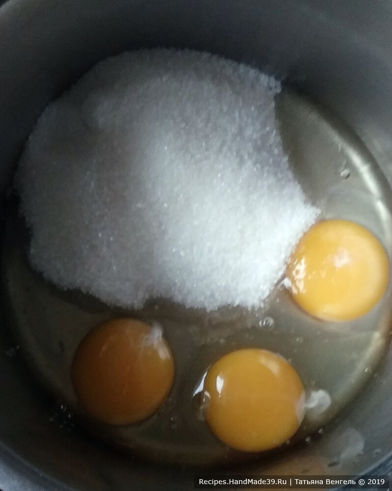 Соединить яйца, соль, сахар, взбить миксером пару минут до растворения сахара