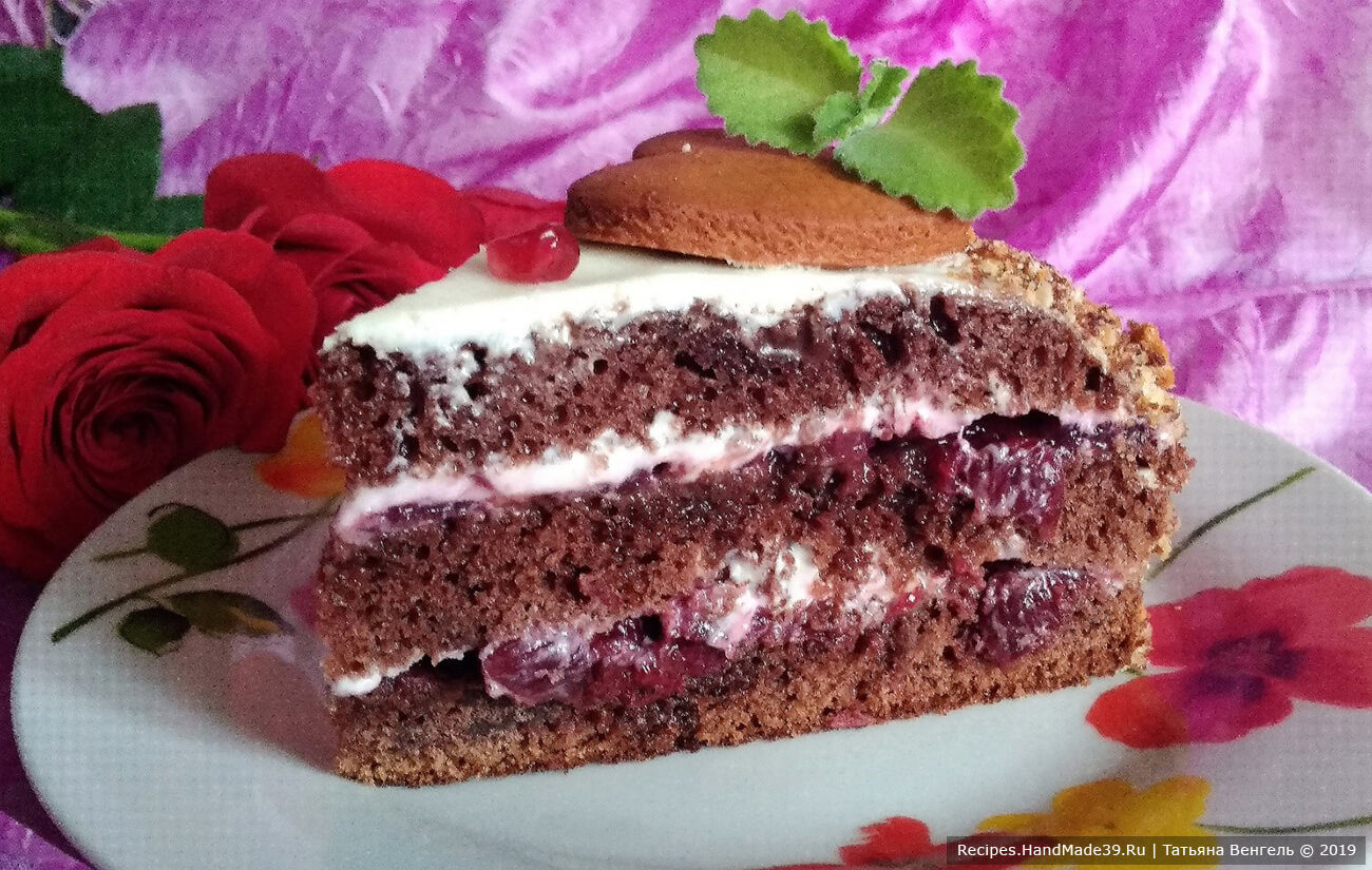 Шоколадный бисквитный торт с вишней