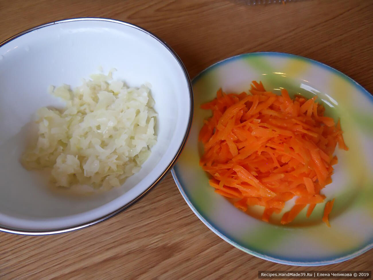 Обжарить лук и морковь по отдельности на сливочном масле без изменения цвета