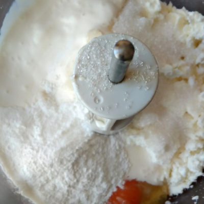 Приготовление творожной начинки для песочного пирога