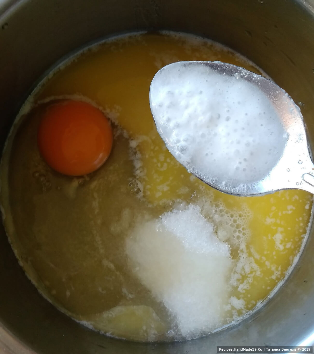 Растопить масло, всыпать сахар, вбить яйцо и добавить соду, гашенную уксусом