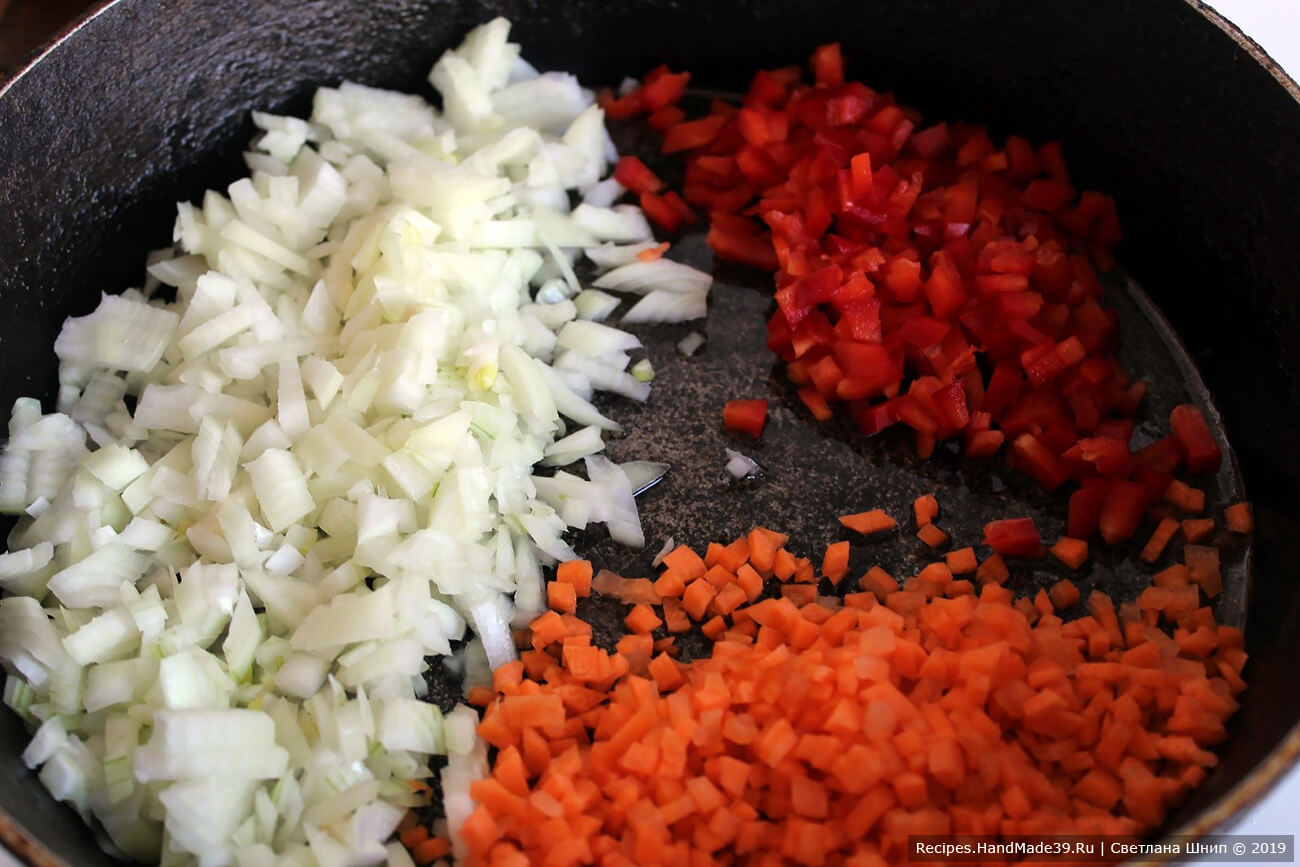 Приготовление начинки для рыбных котлет: репчатый лук, морковь, болгарский перец очистить, мелко нарезать