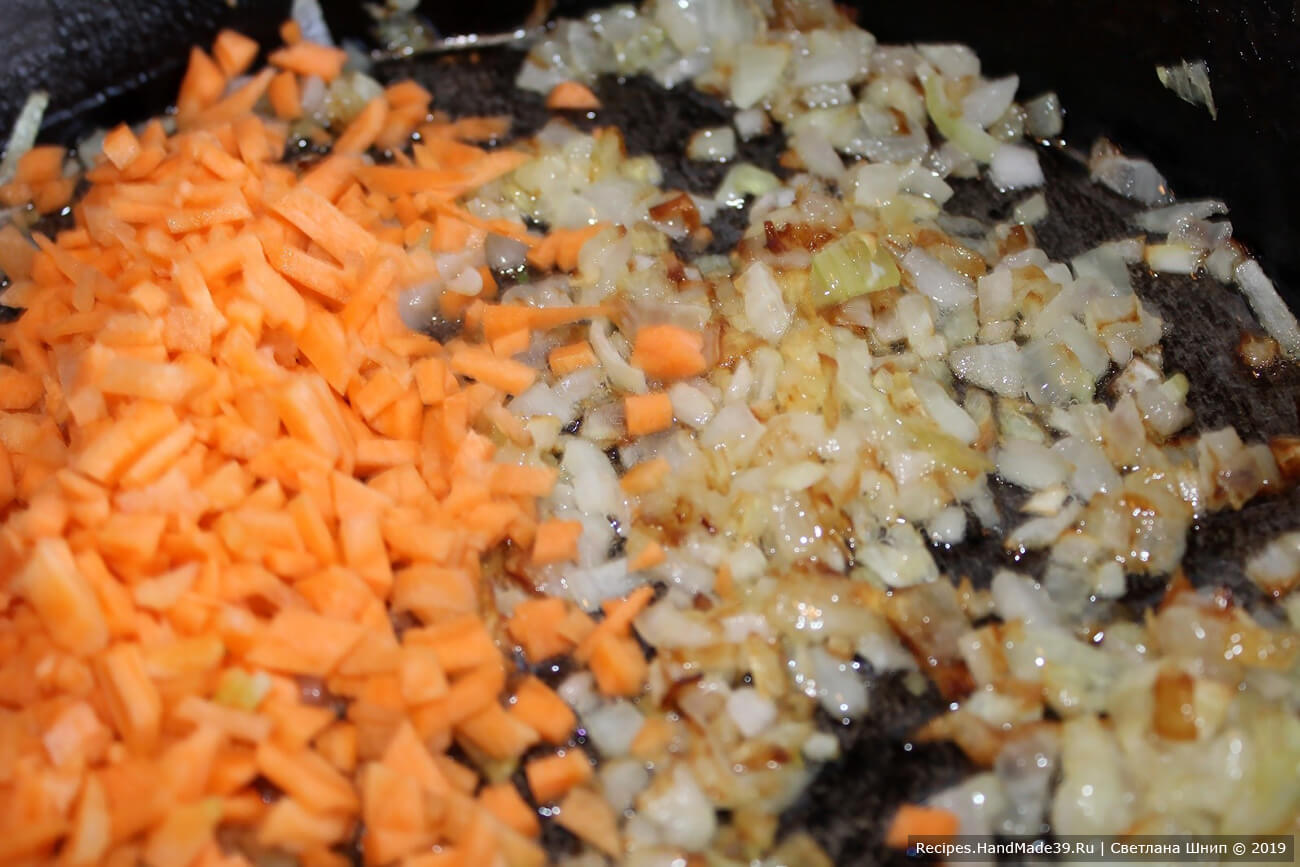 Морковь вымыть, очистить, нарезать кубиками. Добавить на сковороду к луку, обжарить