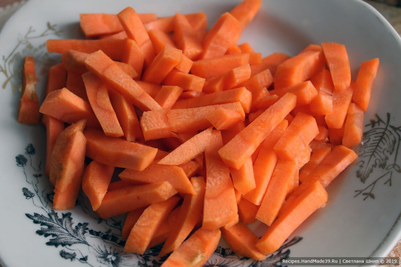 Морковь вымыть, очистить, нарезать брусочками