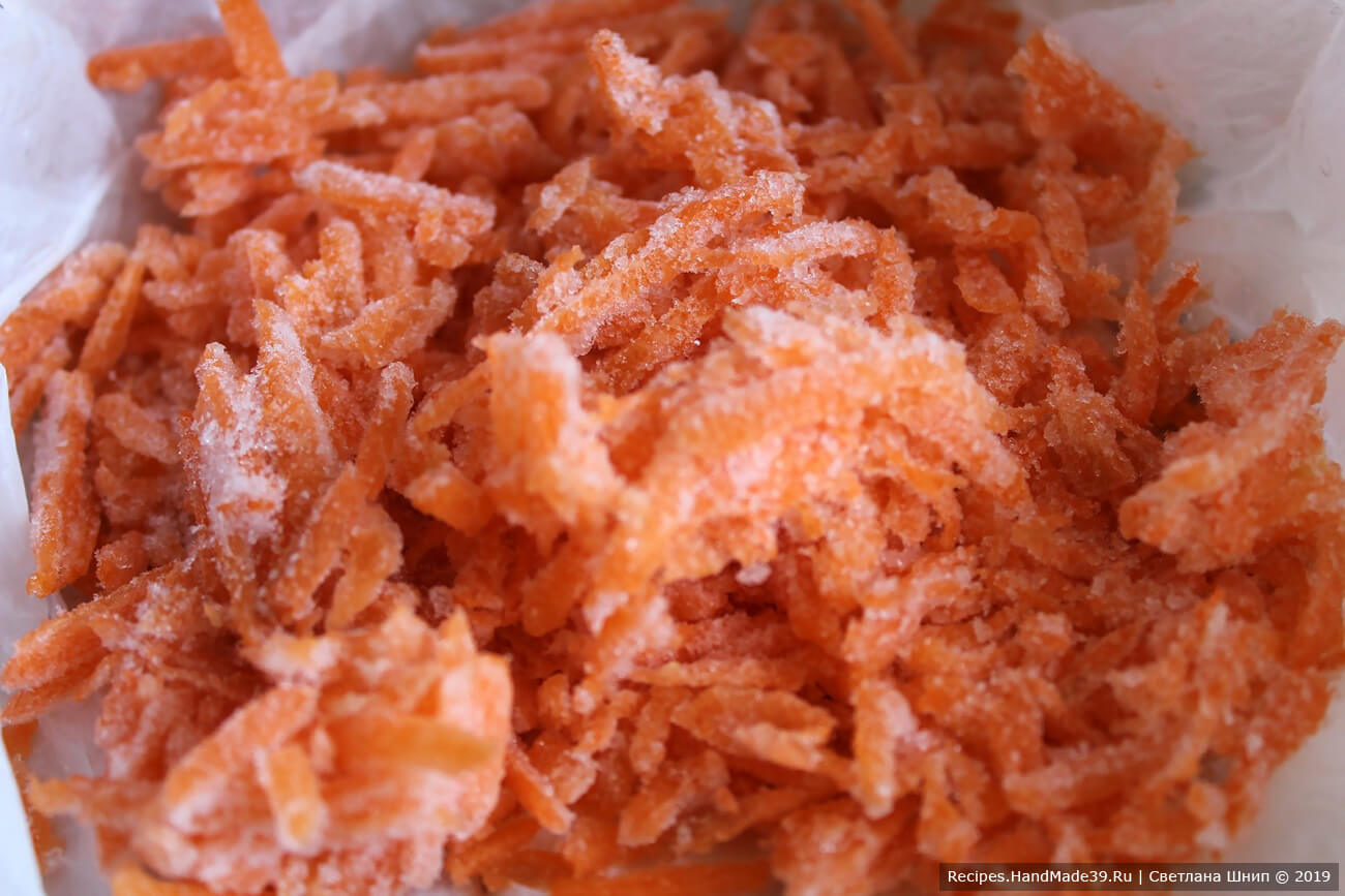 Морковь вымыть, очистить, нарезать соломкой или кружочками. Можно использовать замороженную морковь