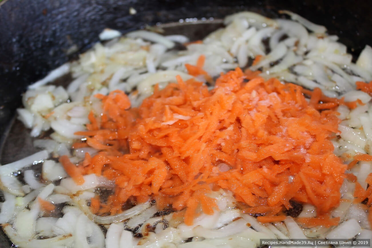 Добавить к луку морковь, обжарить овощи до полной мягкости