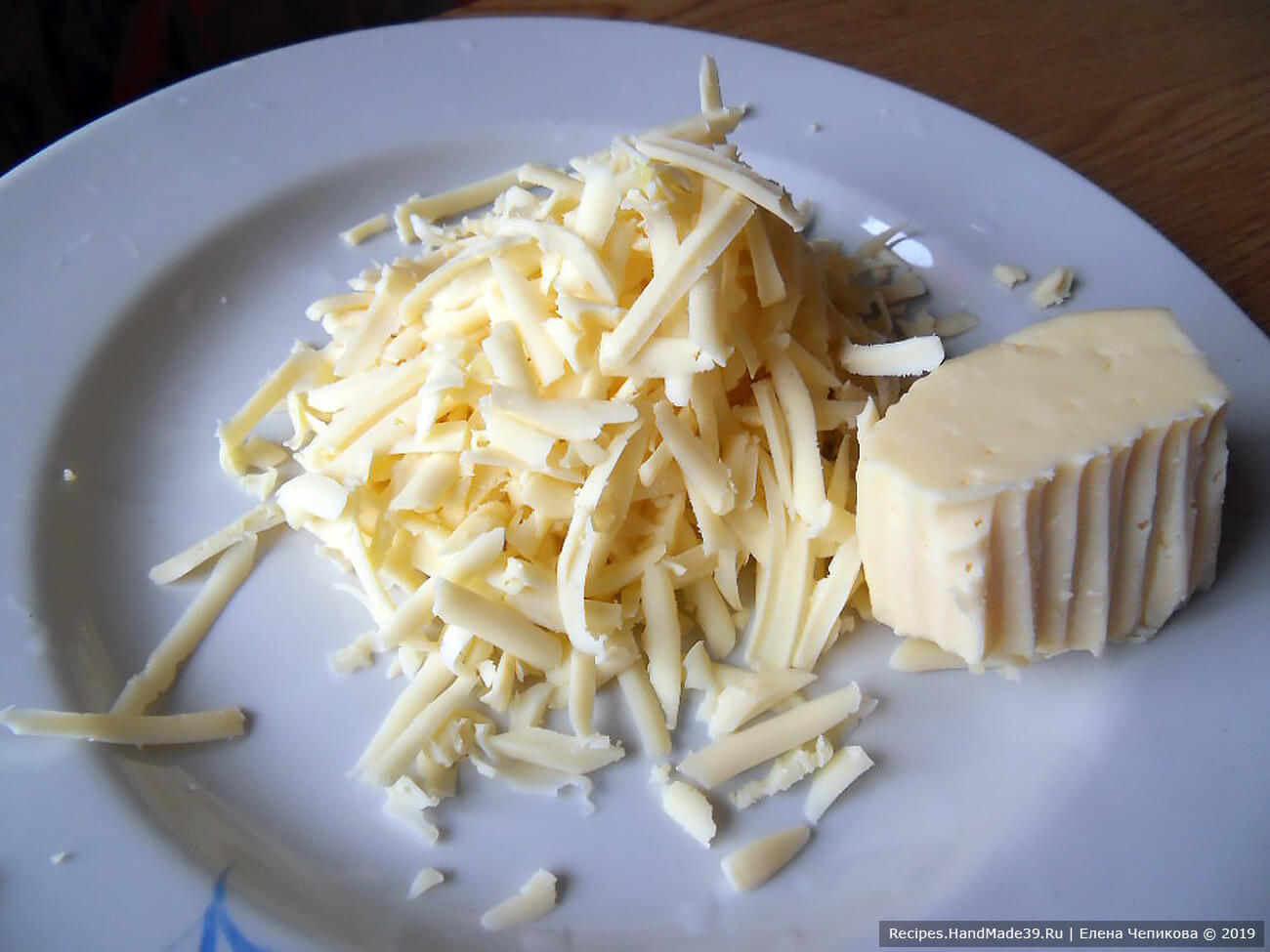Сыр натереть на крупной тёрке