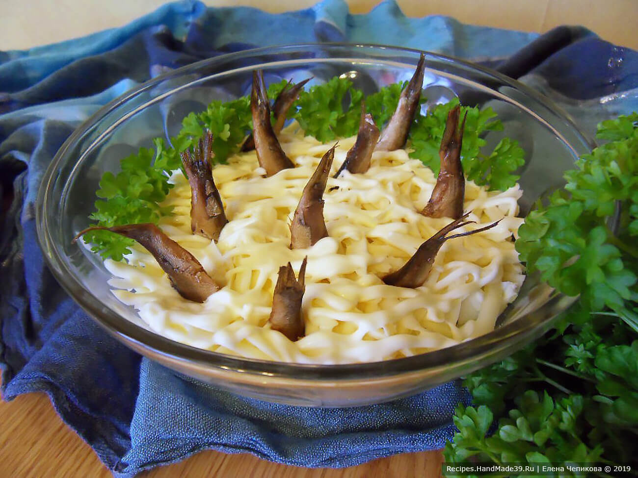 Салат с картофелем и шпротами «Рыбки в пруду»