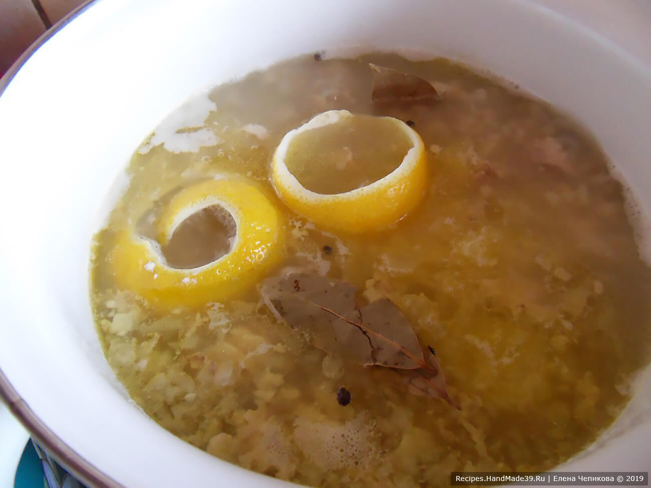 Добавить в суп цедру и мякоть лимона, проварить 1 минуту, выключить огонь. Цедру вынуть из супа. Дать супу настояться 5-10 минут