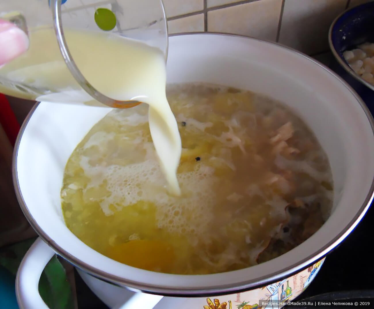 В охлаждённом бульоне (полстакана) развести яичные желтки, влить их тонкой струйкой в суп. Довести до кипения