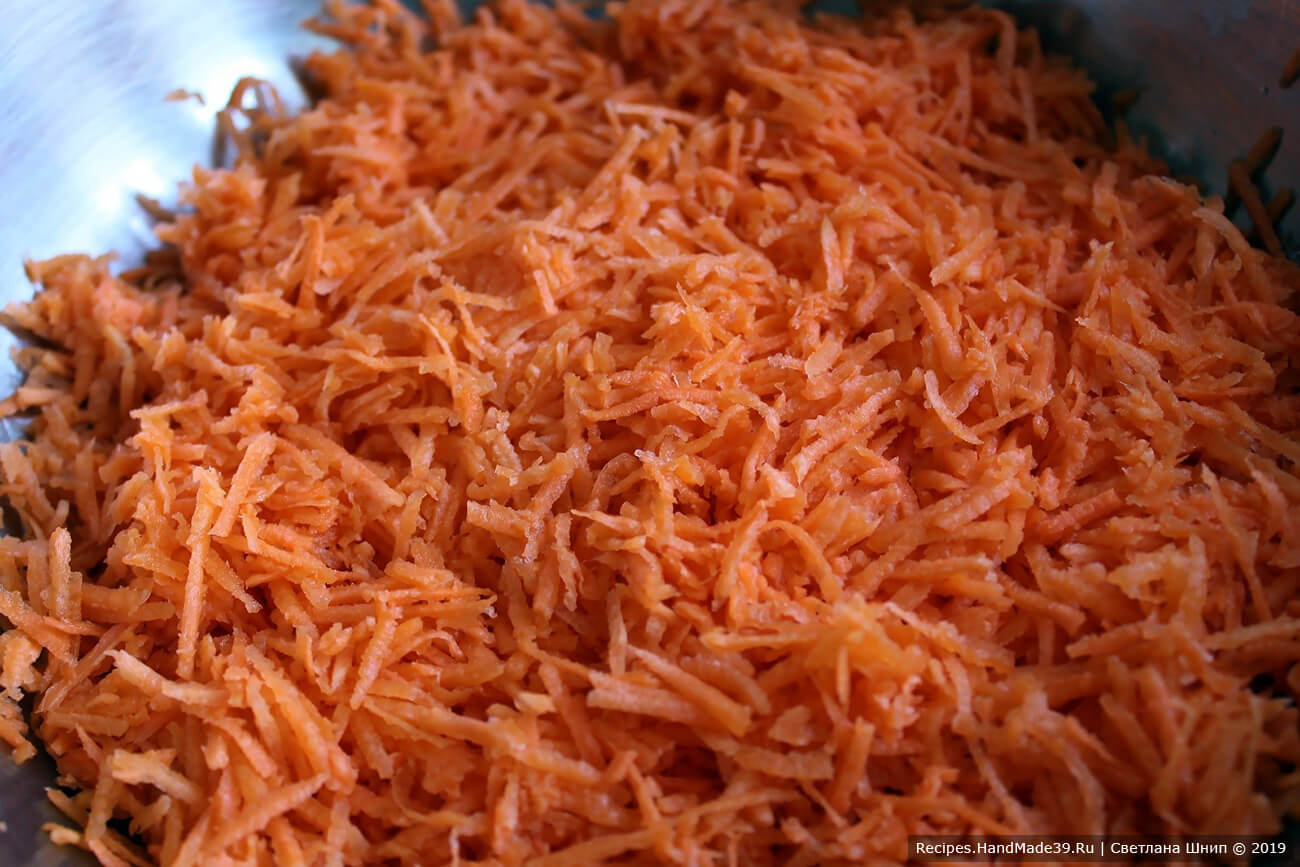 Морковь вымыть, очистить, натереть на тёрке (крупной, средней, мелкой – по вашему желанию)