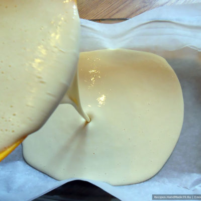 Противень (или форму для запекания) застелить пергаментом (или смазать маслом), вылить блинную массу