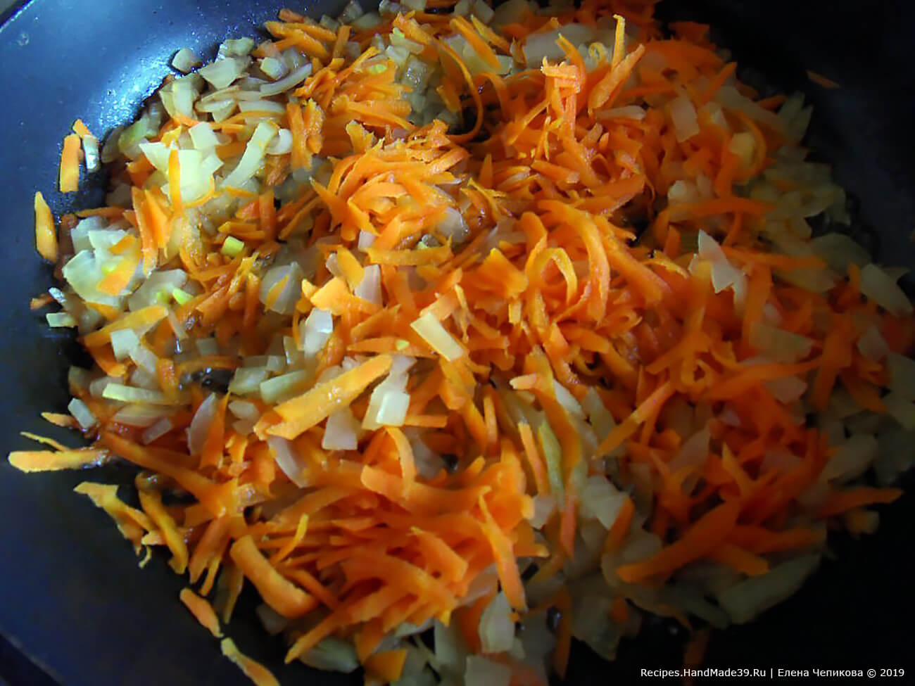 Обжарить лук и морковь на сливочном масле до лёгкого золотистого цвета