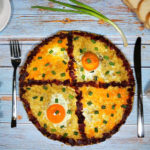 Американский драник хашбраун с яйцом и беконом