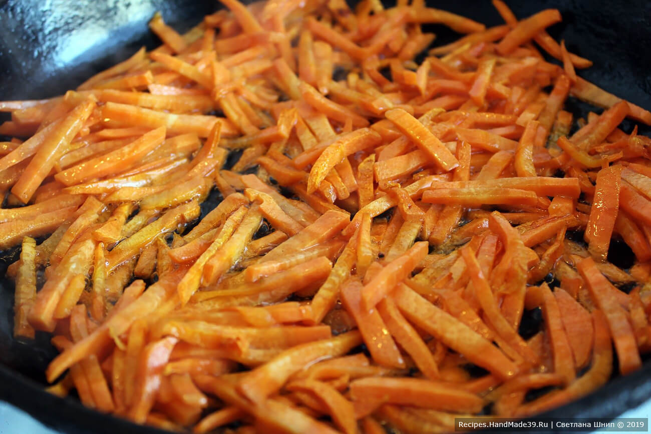 Морковь вымыть, очистить, нарезать. Обжарить в разогретом масле до золотистого цвета