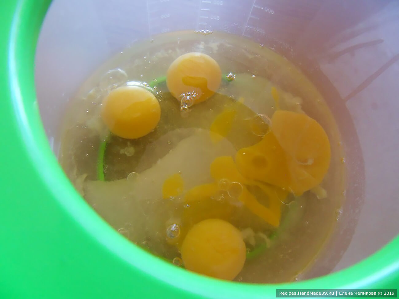 Яйца соединить с растительным маслом, сахаром, мукой, разрыхлителем для теста. Перемешать