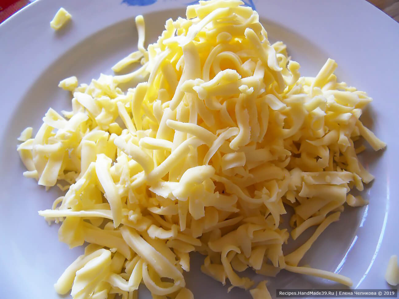 Сыр натереть на крупной тёрке