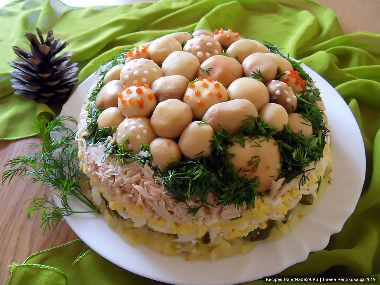 Украсить салат по своему усмотрению: например, нанести сметаной и кетчупом точечки на некоторые грибки. Добавить зелени. Приятного аппетита!