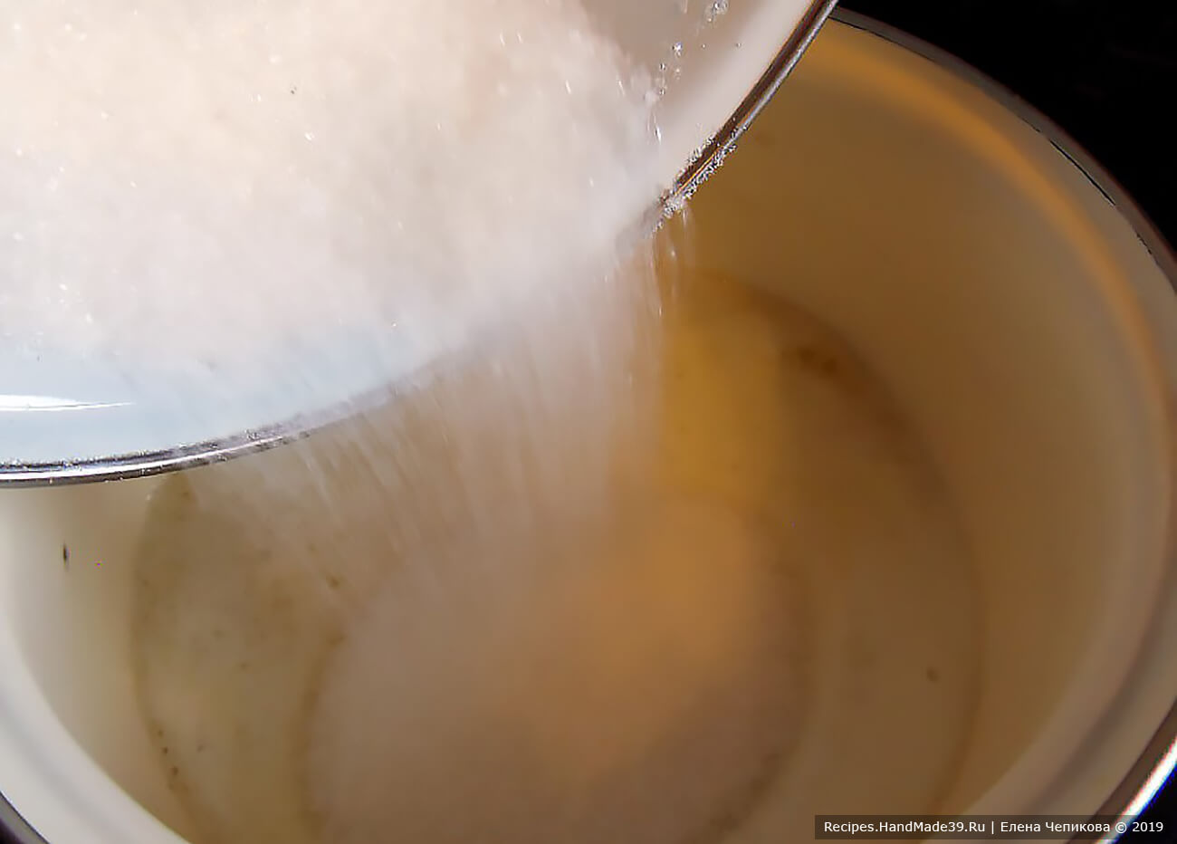 Растопить в кастрюльке сливочное масло (или маргарин), добавить сахар