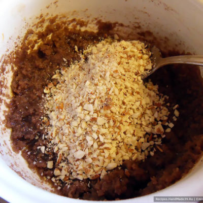 Добавить орехи и поджаренную овсянку в шоколадную массу