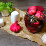 Чеснок, маринованный головками, со свёклой