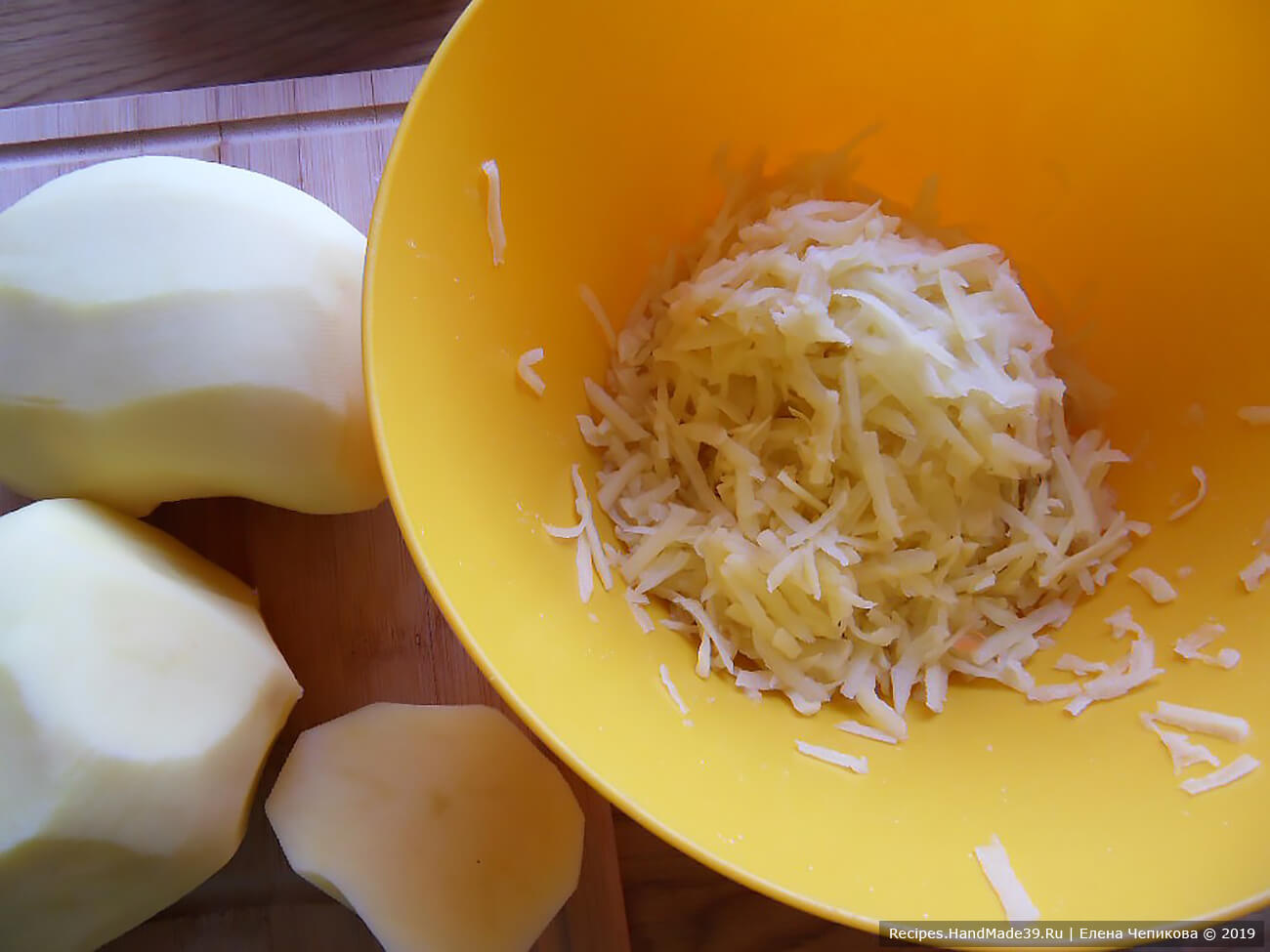 Картофель вымыть, очистить (вес в очищенном виде 500 г). Натереть на крупной тёрке