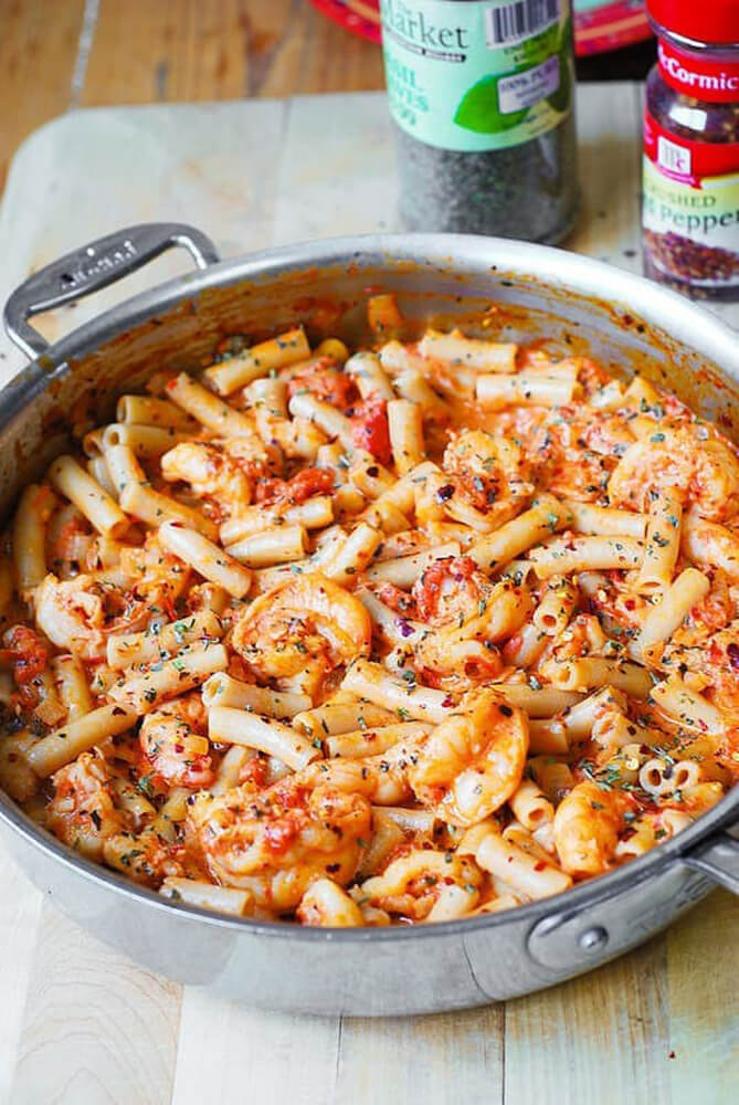 Добавить обжаренные креветки и сваренную пасту обратно в сковороду с соусом. Хорошо перемешать, и вкуснейшее итальянское блюдо готово!
