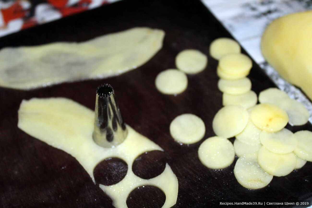 Картофель вымыть, очистить. Одну крупную картофелину нарезать тонкими пластинами. Из пластин нарезать «чешуйки», для этого можно использовать насадку для крема