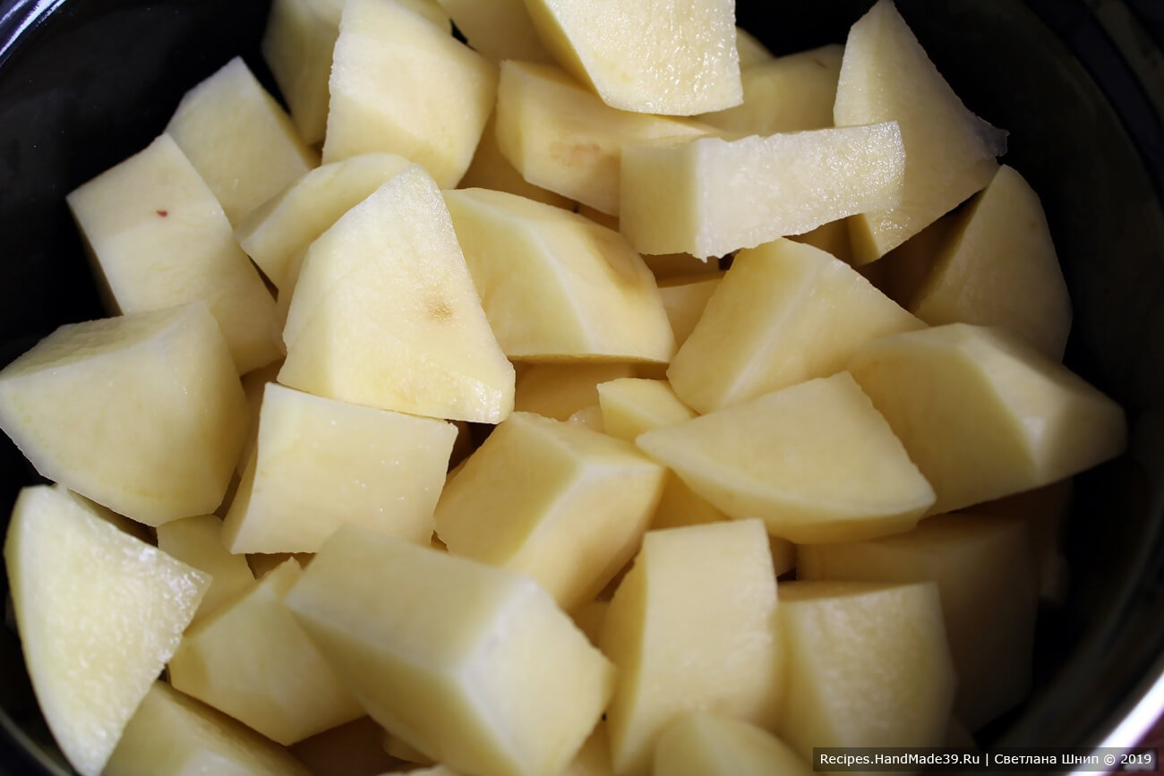 С картофелин тонко очистить кожуру, отварить картофель в солёной воде