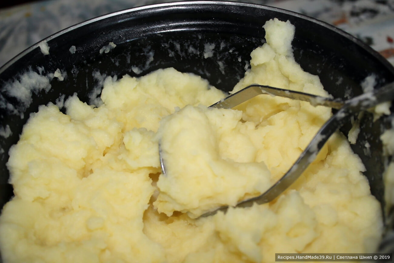 Жидкость слить, сразу добавить к картофелю сливочное масло, горячее молоко и 1 яйцо. Сделать пюре. По желанию добавить чёрный перец