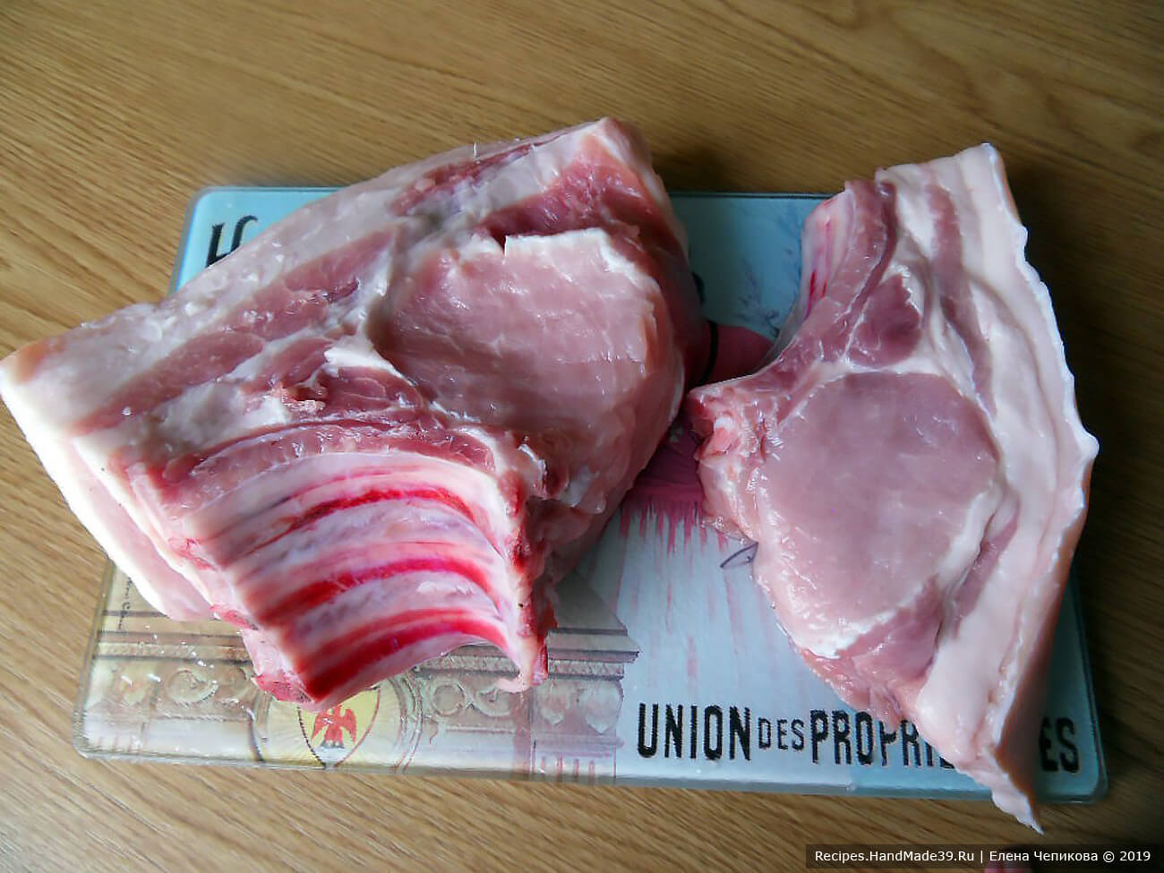 Свинину порезать на порционные куски (у меня порции крупные)