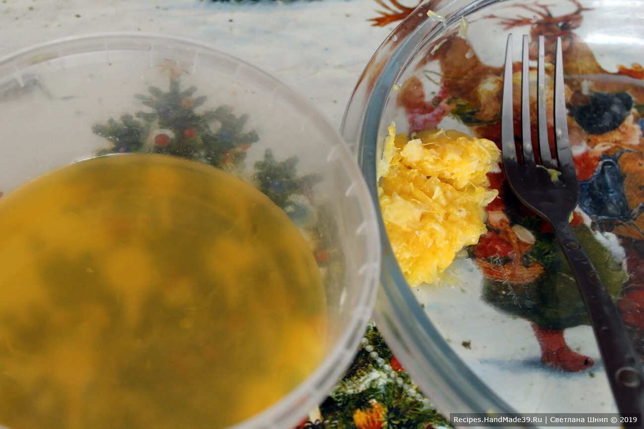 Курица фаршированная рисом и сухофруктами – фото шаг 4. Из оставшейся части апельсина выжать сок