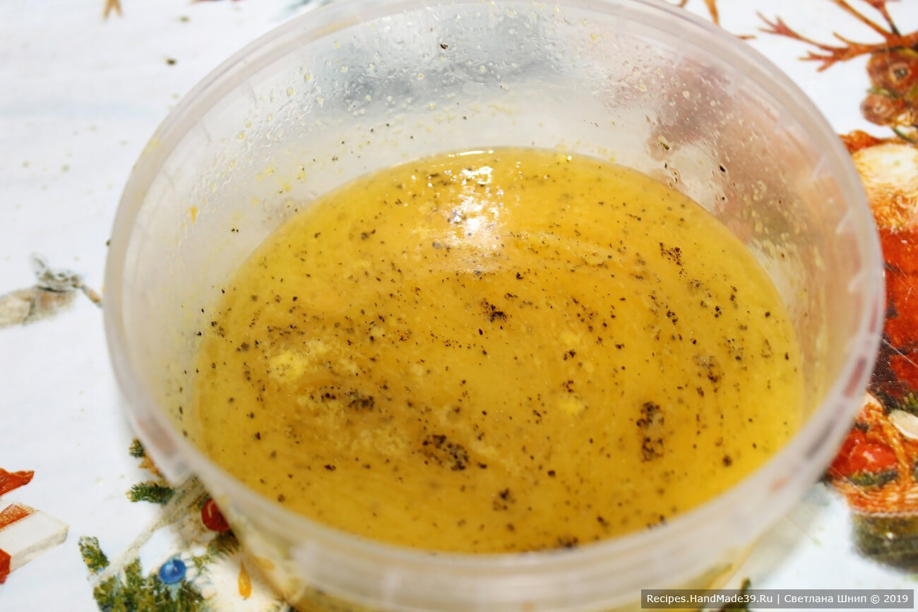 Курица фаршированная рисом и сухофруктами – фото шаг 7. Сливочное масло растопить, смешать с подогретым мёдом и апельсиновым соком. Перемешать
