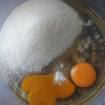Традиционный пасхальный кулич – фото шаг 3. В отдельную миску разбить яйца, всыпать оставшийся сахар, соль и ванилин