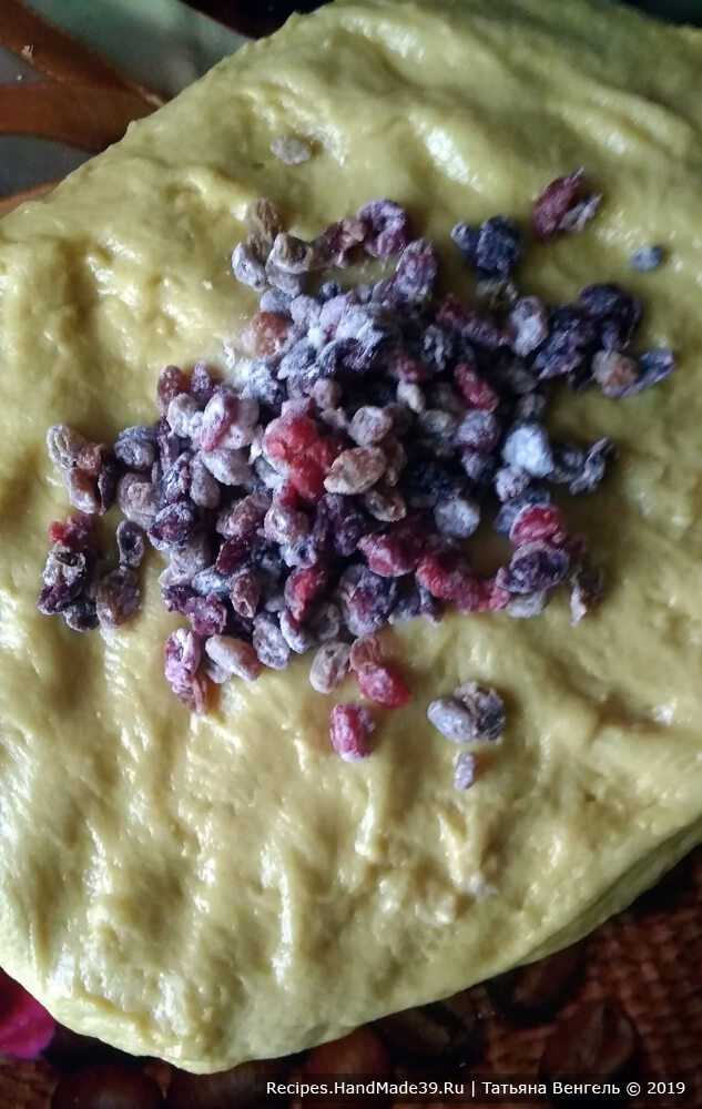 Традиционный пасхальный кулич – фото шаг 9. Подошедшее тесто обмять, распластать, посыпать наполнителем из ягод, хорошо вмешать ягоды в тесто