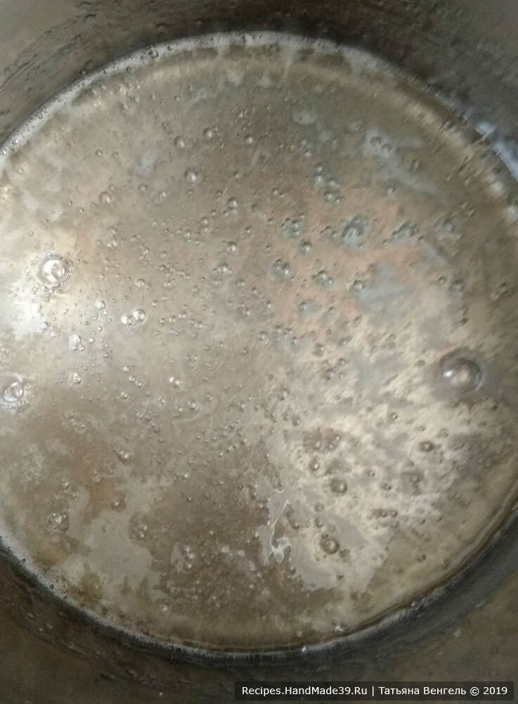 Традиционный пасхальный кулич – фото шаг 13. Сахар соединить с водой (4 ст. л.), поставить на огонь и варить до растворения сахара