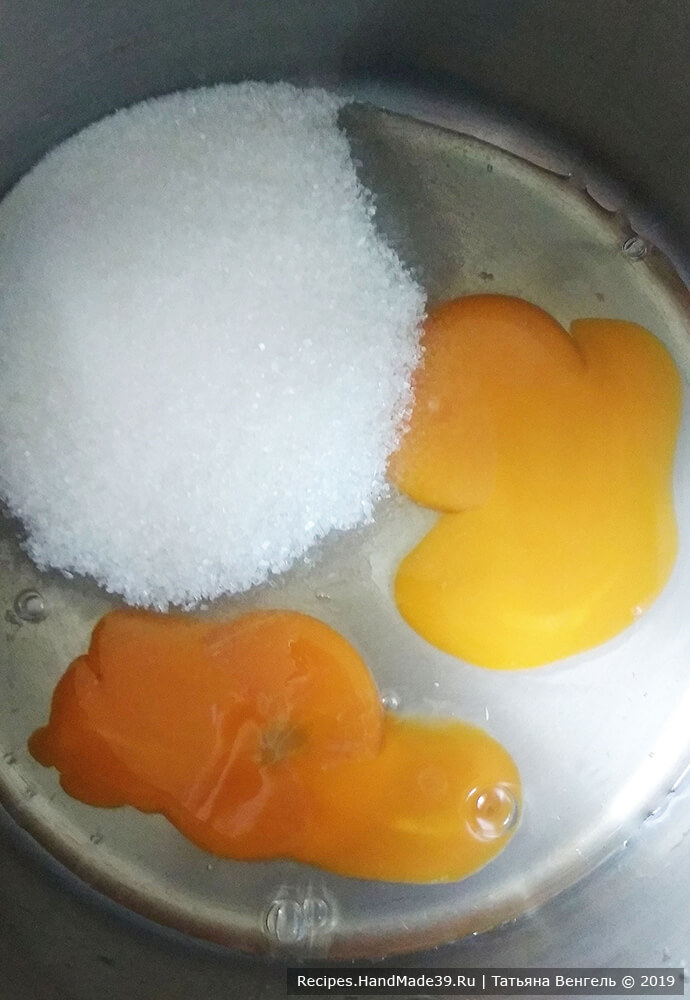 Разбить яйца в миску, всыпать сахар, ванилин, растереть венчиком до растворения сахара