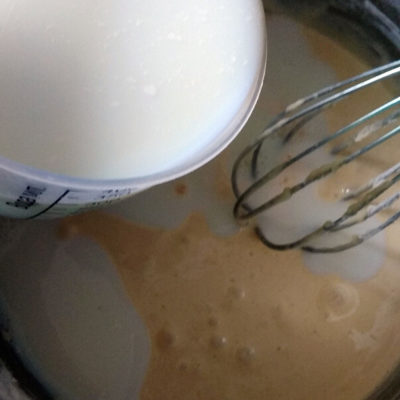 Влить молоко, помешивая