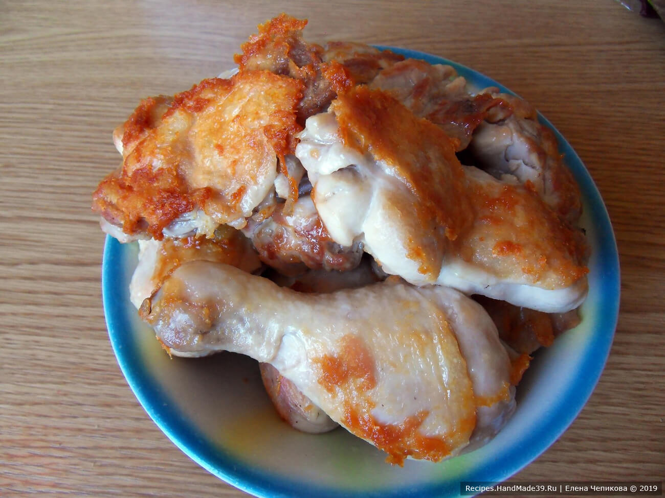 Курицу, разделанную на порционные куски, обжарить на сковороде на растительном масле до золотистого цвета. Специи использовать по вкусу