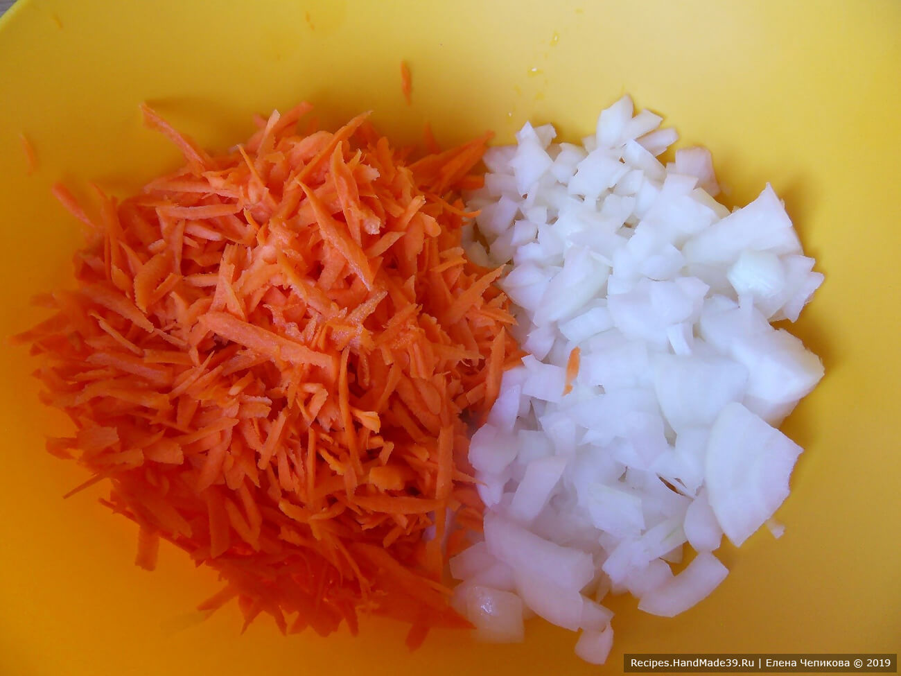 Морковь натереть на крупной тёрке, лук нарезать мелкими кубиками