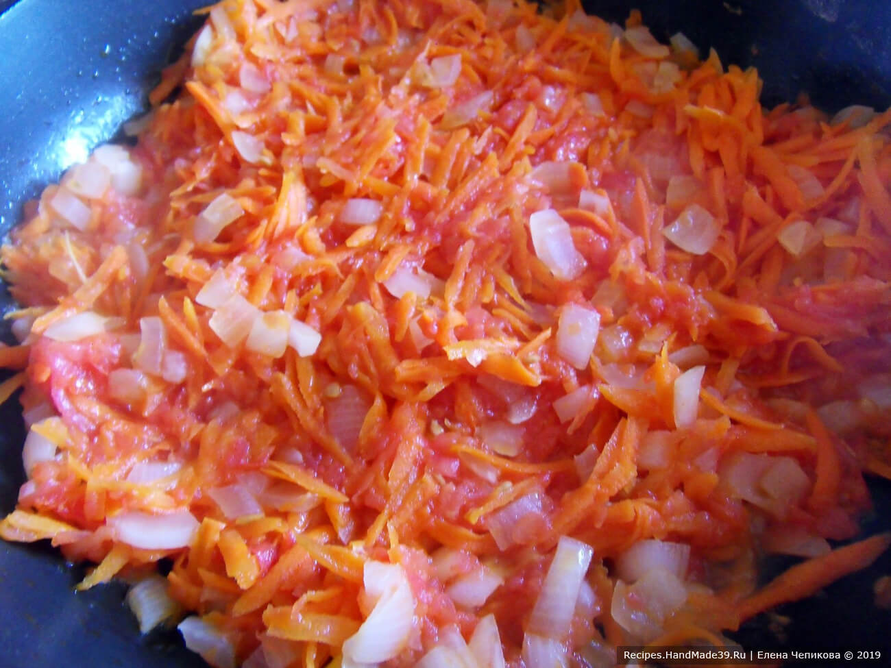Обжарить на растительном масле подготовленные лук, морковь, помидоры