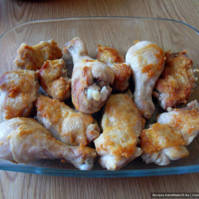 Сотейник или форму для запекания смазать маслом, выложить обжаренную курицу