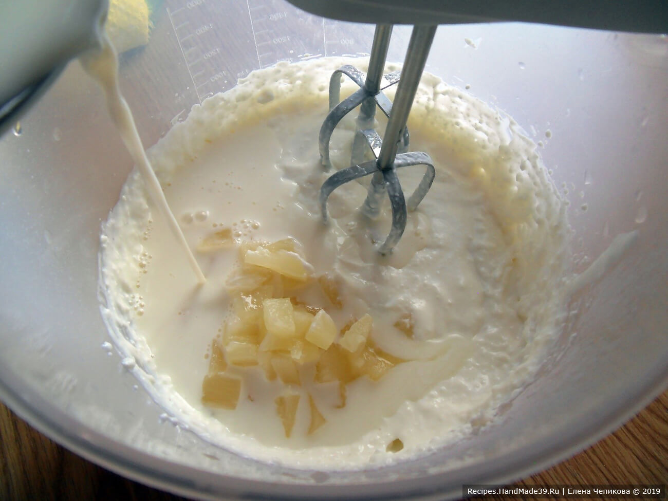 Добавить растворённый в молоке желатин, ананас. Перемешать