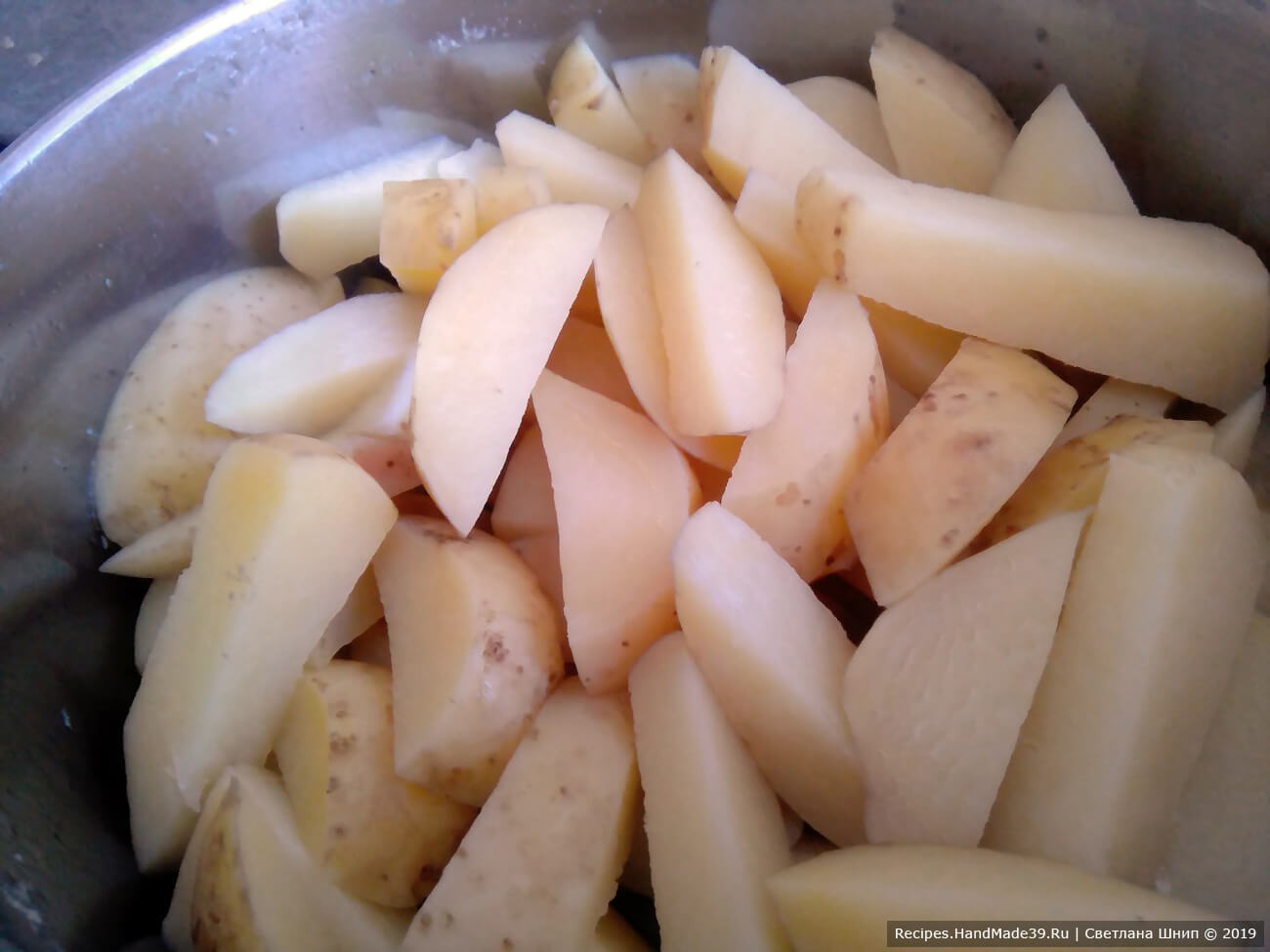 Картофель вымыть, очистить, нарезать крупными кубиками или дольками. Поставить вариться в кипящей подсоленной воде