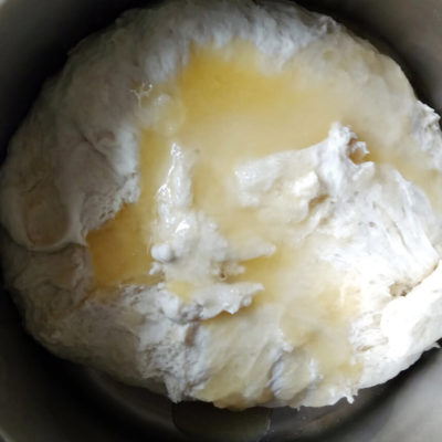 Добавить в тесто смесь из сахара, соли и масла, вымесить тесто