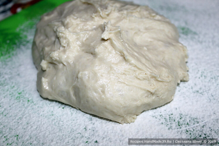 Замесить тесто в хлебопечке (без опары). Напоминаю общее правило: сначала закладываются жидкие ингредиенты, потом – сухие