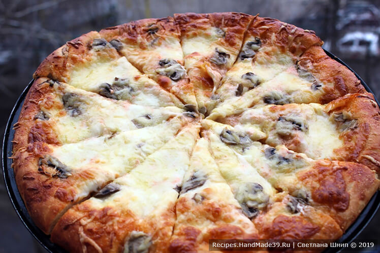 В среднем пицца выпекается 10-15 минут. Желательно использовать тонкую форму для пиццы или тонкий противень, так тесто быстрее пропечётся, а верхний слой сыра не успеет засохнуть невкусной коркой