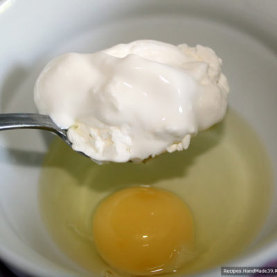 Швабский луковый пирог – фото шаг 8. Яйцо и сметану смешать вилкой